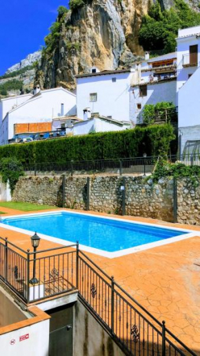 Apartamento con vistas a la piscina y al castillo templario La Iruela